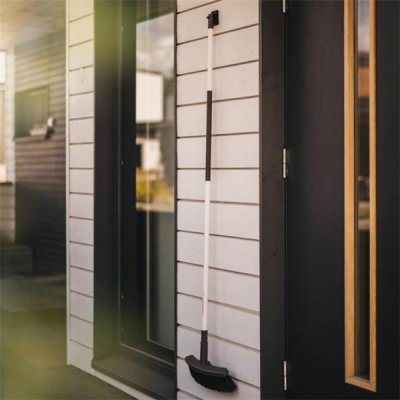 Fiskars Light lehké koště na terasy 1025927 – HobbyKompas.cz