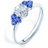 Prsteny Savicky zásnubní prsten Fairytale bílé zlato bílý safír modré safíry PI B FAIR73