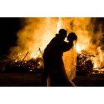 Umělecká fotografie Bride and Groom silhouette with Fire behind them, Ellen LeRoy Photography, (40 x 26.7 cm) – Hledejceny.cz