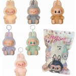 Přívěsek na klíče Panenka Plyšák LABUBU Velká sedící Hračka V2 15 cm Překvapení – Sleviste.cz