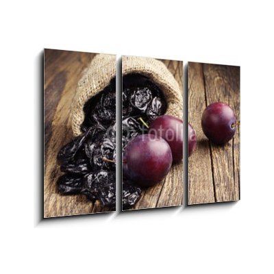 Obraz 3D třídílný - 105 x 70 cm - Prunes with plums in small sack Slivky se švestkami v malém pytli – Zbozi.Blesk.cz