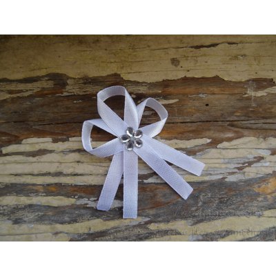 Svatební vývazek - bílý s akrylovým květem – Sleviste.cz