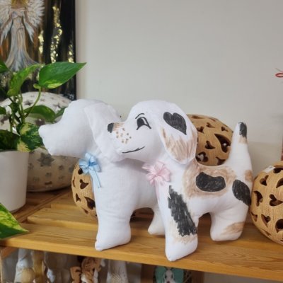 Nebe Doma Látkový pes k vybarvení a dotvoření kreativní hračka pro děti s modrou mašlí – Sleviste.cz