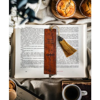 Dřevěná záložka: Čtvrté křídlo (Fourth Wing) - mahagon – Zboží Dáma