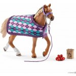 Schleich 42360 Anglický plnokrevník s přikrývkou – Sleviste.cz
