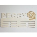 LYMFY Dřevěný držák na medaile s laserováním 45cm pejsek Hovawart přírodní dřevo – Zboží Dáma