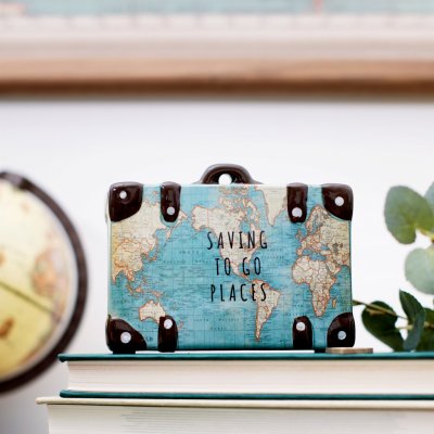Sass & Belle Pokladnička ve tvaru kufříku s mapou a nápisem Saving To Go Places – Zboží Mobilmania
