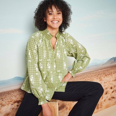 Halenka se žabičkováním a nabíranými rukávy s potiskem zelená/režná – Zboží Dáma