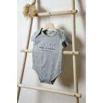 Černá na bílé ŠEDÉ bodyčko TÁTA A MÁMA STŘEDOBOD MÉHO VESMÍRU – Zboží Mobilmania