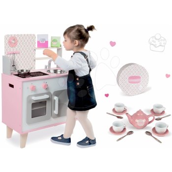 Janod set dřevěná kuchyňka Macaron Maxi Cooker růžová a porcelánový set v kufříku 06567-1