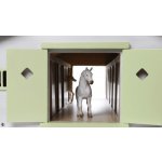 Kids Globe Stáj pro koně s 9 boxy a růžovou střechou 1:32 – Sleviste.cz