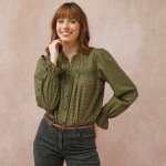 Kostkovaná halenka s volánkem a žabičkováním khaki – Sleviste.cz