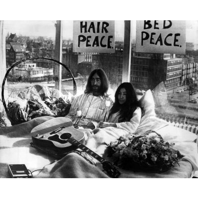 Umělecká fotografie Bed-In for Peace by Yoko Ono and John Lennon, 1969, (40 x 30 cm) – Zbozi.Blesk.cz