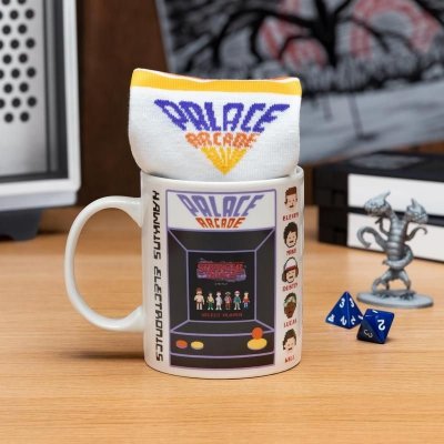 Paladone Dárková sada Stranger Things Hrnek a ponožky Palace Arcade 300 ml