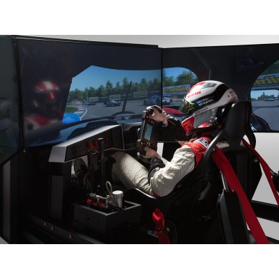 Profesionální simulátor závodních automobilů WRC Rallye Car GT3 nebo Formule 1