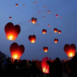 Lampion štěstí tvar srdce červený