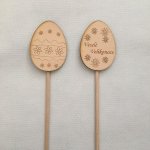 Dřevěná kraslice 9 cm zápich Nápis: Veselé Velikonoce – Hledejceny.cz