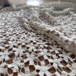 Bavlněná splývavá krajka s decentními flitry off white – Zboží Mobilmania