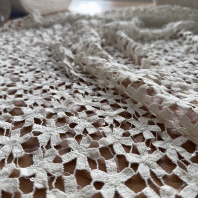 Bavlněná splývavá krajka s decentními flitry off white – Zboží Mobilmania