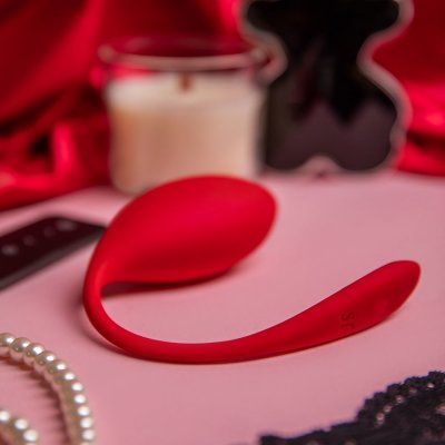 Satisfyer Shiny Petal - rádiové vibrační vajíčko červené – Zboží Mobilmania