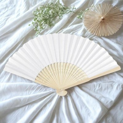 Bílý papírový vějíř – svatební doplněk, 21 cm – Sleviste.cz