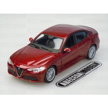 Bburago Alfa Romeo Giulia 2016 Metallic červená 1:24