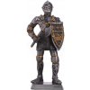 Mayer Chess Cínový vojáček středověký rytíř se sekerou a erbovním štítem 105mm