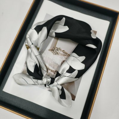 Hedvábný šátek bílé květy ve tmě – Zbozi.Blesk.cz