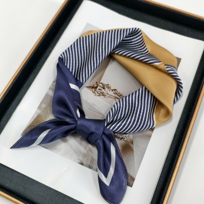 Hedvábný šátek kontrastní čtverce – Sleviste.cz