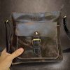 Taška  Pánská hnědá TIGER Leather kožená crossbody messenger taška přes rameno L velká Kvalitní crossbody messenger kožená taška v nádherném hnědém odstínu. Jemný nádech broušené kůže. Skvěle s