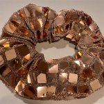Třpytivá gumička do vlasů – metalický efekt tmavě zlatá – Zboží Mobilmania