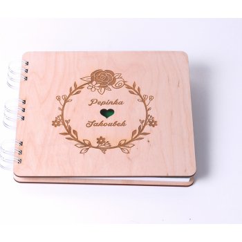 Slavnostní chvíle Dřevěná svatební kniha hostů - rustikální vzor s barevným srdcem Přední list: Přírodní