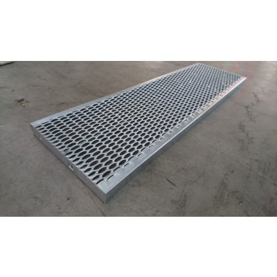 Schodišťový stupeň z tahokovu 45x13,4x5 mm, tl. 2,5 mm, 800x300x40 mm, žárový zinek – Zboží Mobilmania