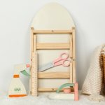 Aga4Kids Dětské dřevěné žehlicí prkno s příslušenstvím – Zboží Mobilmania