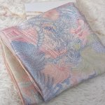 hedvábný šátek Dům v džungli pastelový v dárkovém balení – Zboží Dáma