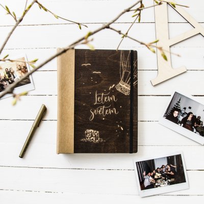 Dědova dílna Dřevěný zápisník Letem světem tmavý Papír: Linkovaný – Hledejceny.cz
