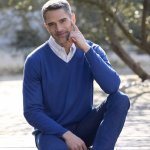 Pulovr s výstřihem do "V" akryl modrá – Sleviste.cz