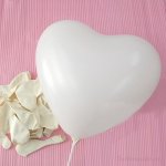 balónek pastelový bílý srdce