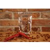 Ořech a semínko Rožnovská pivovarská manufaktura Křupavé karamelizované lískové oříšky v pivní sladině Jahoda a chilli 250 g