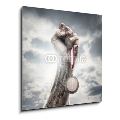 Skleněný obraz 1D - 50 x 50 cm - Male hand holding gold medal against the dramatic sky Mužská ruka držící zlatou medaili proti dramatickému nebi – Zboží Mobilmania