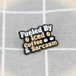 Pinarna Fueled by iced coffee & sarcasm / Poháněn(a) ledovou kávou a sarkasmem – Zboží Dáma
