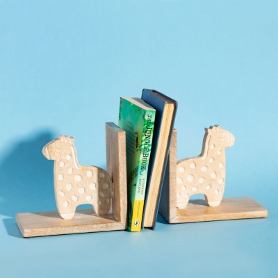 Sass & Belle Držák na knihy Gigi Giraffe – Zboží Dáma