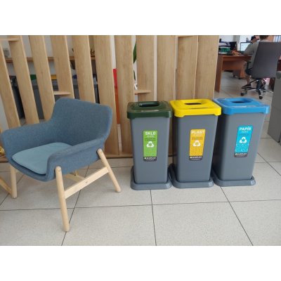 Odpadkový koš na tříděný odpad TRIO 70 l šedá nádoba 3x žluté+zelené+modré víko – Sleviste.cz