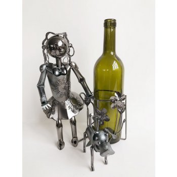 Kovový stojan na víno dívka se psem