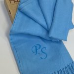 Luxusní pašmínová šála modrá s vlastním monogramem – Zboží Dáma