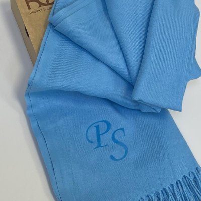 Luxusní pašmínová šála modrá s vlastním monogramem – Zboží Dáma