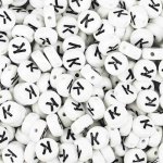 Pro Háčkování Korálek - bílá lentilka s písmenkem K, 10 ks – Hledejceny.cz