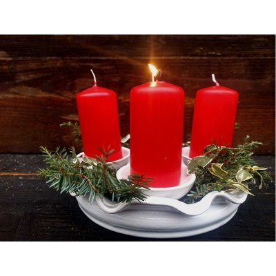 Svícen vánoční barva bílá,na čtyři adventní svíce,pro vánoční pohodu.Korpus věnce lze aranžovat chvojím.Keramika.
