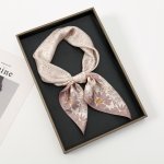 hedvábný šátek béžový s květy v dárkovém balení – Zboží Dáma