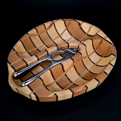 Amadea Dřevěná miska Mozaika ve tvaru ořechu s louskáčkem masivní dřevo 2 druhy dřevin 28 x 23 x 4,5 cm